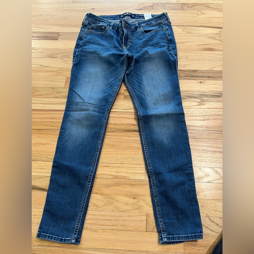 Women Hollister jeans low rise. Super skinny size 32 x 30